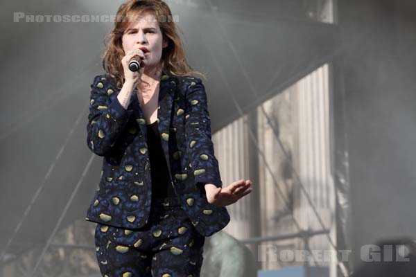 CHRISTINE AND THE QUEENS - 2013-07-20 - PARIS - Parvis de l'Hotel de Ville - 